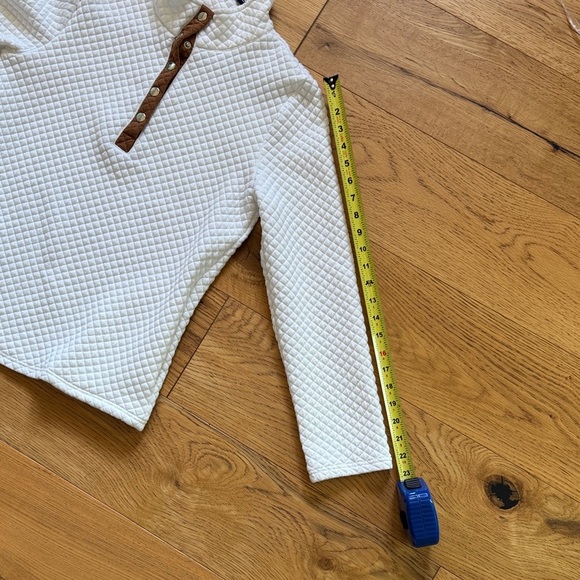 Source Unknown White Quilted Sweatshirt with Brown Button Accents Small A41 - Picture 9 of 9
